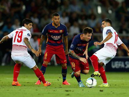Messi pugna con Reyes en la final de la Supercopa de Europa
