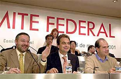 José Blanco, José Luis Rodríguez Zapatero y Manuel Chaves, ayer, en el Comité Federal del PSOE.