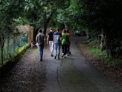 Familiares del concejal asesinado en Llanes en el lugar en el que se produjo el crimen.