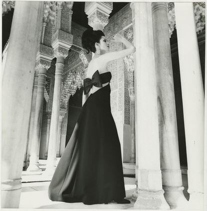Aquella sesión fotográfica de 'Vogue' en 1968 se realizó en enero con la ropa de invierno de la siguiente temporada. Dados los costes del viaje, el equipo de producción incluía una única modelo. En esta imagen, la maniquí posa en el Patio de los Leones de la Alhambra con un diseño de alta costura de Pedro Rovira. 
