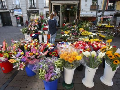 Puesto de flores en Madrid antes de la crisis del coronavirus.