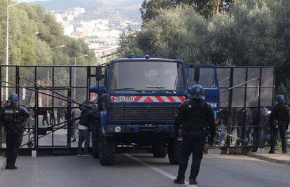 Vigilancia policial en la zona de Ajaccio donde se han vetado las protestas. 