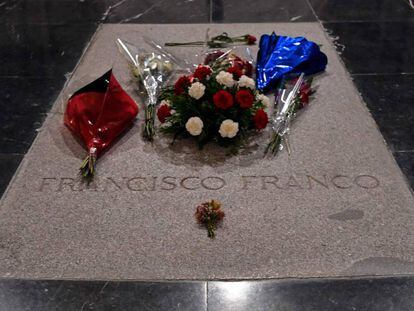 Imagen de la tumba de Franco en el Valle de los Caídos con flores depositadas por sus seguidores.