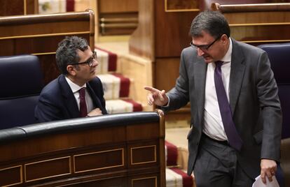 El ministro de la Presidencia, Félix Bolaños (a la izquierda), y el portavoz del PNV en el Congreso, Aitor Esteban, conversan este miércoles.