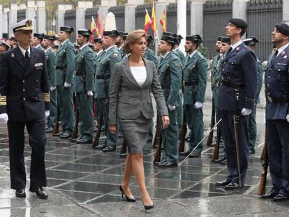 La ministra de Defensa, María Dolores de Cospedal, pasa revista a las tropas en el día de su toma de posesión del cargo, en noviembre de 2016.