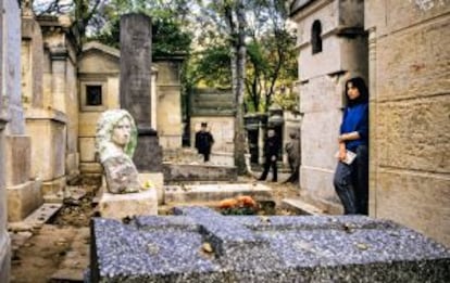 Tumba del cantante Jim Morrison en el cementerio de Père-Lachaise, en París.