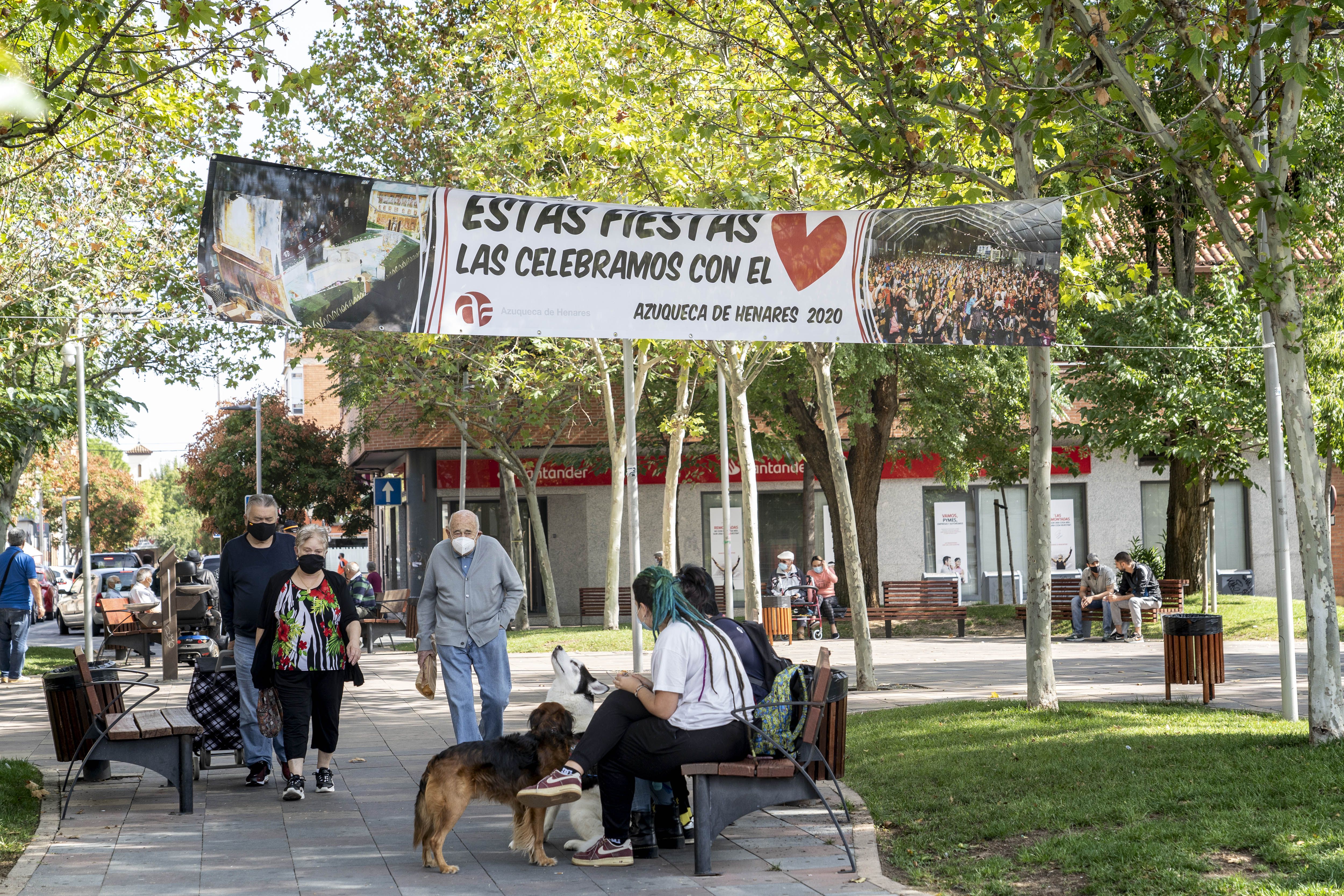 Una pancarta pide a los vecinos mesura durante las fiestas del pueblo Azuqueca de Henares que se encuentra en la frontera con Madrid.