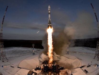 Lanzamiento de un cohete Soyuz-2.1b para poner en órbita un satélite de la serie Meteor-M en el cosmódromo Vostochny, a las afueras de Tsiolkovsky (Rusia).