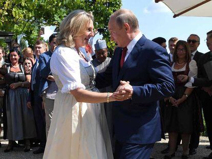 La ministra de Asuntos Exteriores austriaca, Karin Kneissl, y el presidente ruso, Vladimir Putin, bailan en la boda celebrada en el sur de Austria.
