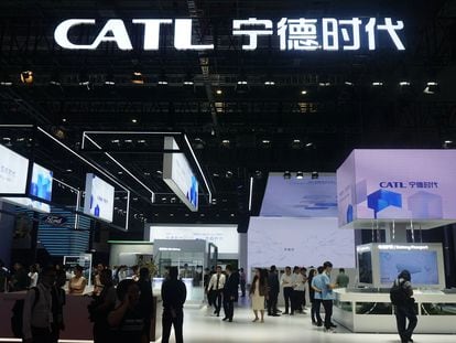 Visitantes en el puesto de CATL en el Salón del Automóvil de Shanghái 2023.