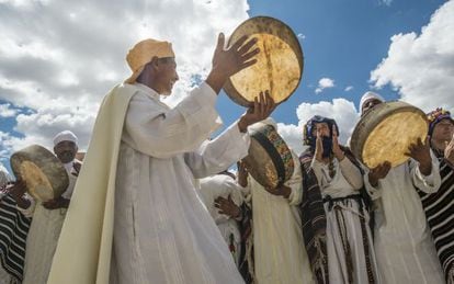 Música y danza tradicionales en Imilchil (Marruecos), durante el 'moussem' nupcial que se celebra durante tres días cada mes de septiembre.