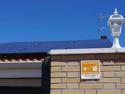 Instalación de 12 placas solares en el tejado de la vivienda de Ernesto Macías.