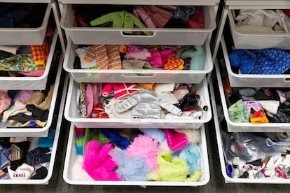 Algunos de los cajones del armario de Barbie, con la ropa que se usa para realizar sus estilismos, en las oficinas de Mattel en El Segundo, California, en 2024.