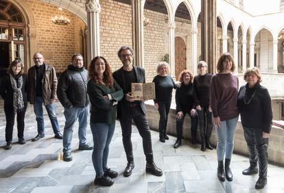 El equipo de Medicusmundi Mediterrània en el Ayuntamiento de Barcelona junto a Laura Pérez, concejala y cuarta teniente de la Alcaldía, y Jordi Cortés, técnico de la Dirección de Justicia Global y Cooperación Internacional.