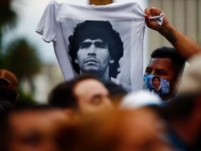 Un hincha con la camiseta de Maradona el día de su muerte.