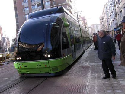 Uno de los tranvías construidos por CAF en Vitoria.