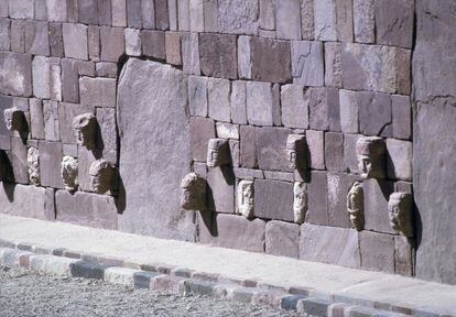 Detalles en el muro de un templo, en una fotografía de 1980.