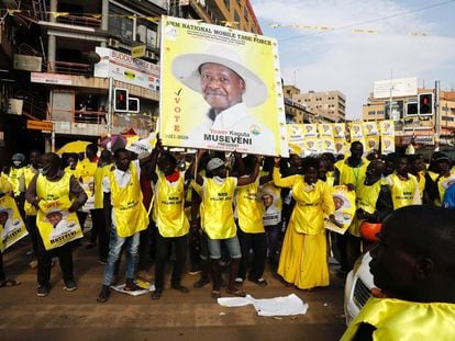 Simpatizantes de Yoweri Museveni celebran la victoria electoral el 16 de enero de 2021 en Kampala (Uganda).