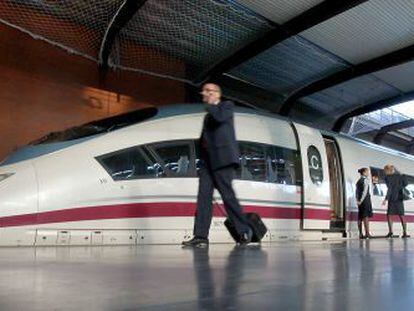 Un tren AVE en la madrile&ntilde;a estaci&oacute;n de Atocha.