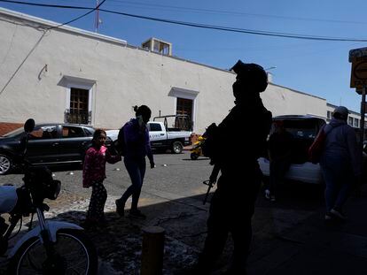 Un policía municipal vigila las calles en Maravatío (Estado de Michoacán), tras el asesinato de dos candidatos a la alcaldía, el 27 de febrero.