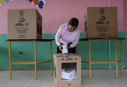 Una mujer deposita su voto en un colegio electoral de la capital, Quito.