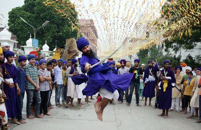 En imagen, un sij practica en Amritsar (India) ante una multitud el Gatka, un arte marcial tradicional que sirve para conmemorar el 416 aniversario de la primera versión del Sri Guru Granth Sahib Ji, el libro sagrado de los sijs.