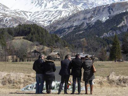 Familiares de víctimas ante el monolito erigido en Le Vernet (Francia) en 2015.