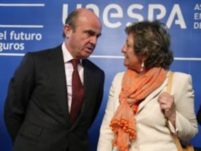 El ministro de Econom&iacute;a y Competitividad, Luis de Guindos, junto a la presidenta de Unespa, Pilar Gonz&aacute;lez de Frutos. 