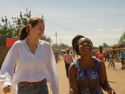 Melati Wijsen (izquierda) y Memory Banda en Malawi, durante la grabación de 'Bigger than Us'.