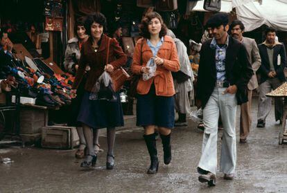 Abril de 1979: mujeres paseando por Kabul con atuendo occidental.