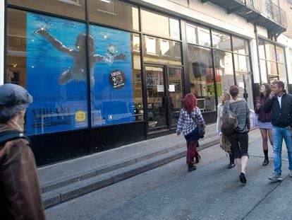 La portada de 'Nevermind', a tamaño gigante, en la puerta de la londinense Loading Bay Gallery, donde en septiembre de 2011 se dedicó una exposición a Nirvana.
