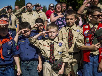 Boy y cub &#039;scouts&#039; saludan en una ceremonia conjunta el pasado mayo.