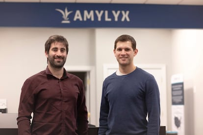 Los cofundadores de Amylyx, Joshua Cohen (a la izquierda) y Justin Klee, en la sede de la compañía en Cambridge (Massachusetts), en una imagen de 2018.