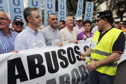 Los líderes de las asociaciones de guardias civiles, junto a Cayo Lara (segundo por la derecha), en la manifestación del 18 de septiembre de 2010.