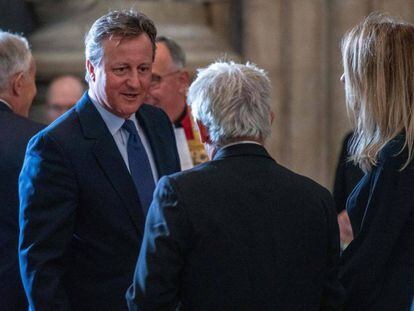 El ex primer ministro David Cameron, el pasado martes en Londres, habla con el 'speaker' de la Cámara de los Comunes, John Bercow.
