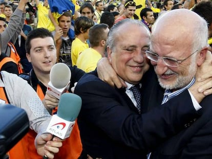 Fernando y Juan Roig, celebran sobre el césped de el estadio de El Madrigal el ascenso del Villarreal a Primera División en 2013.