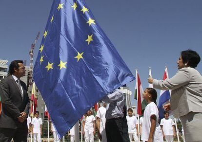 La bandera de la UE, izada por las autoridades chipriotas en Nicosia.