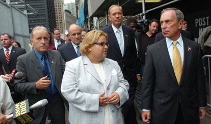 Alicia Esteve fingió ser una de las supervivientes de los atentados del 11-S y llegó a presidir una asociación en memoria de las víctimas. En la fotografía, con el alcalde Bloomberg (derecha) y el exalcalde Giuliani (detrás) en 2005.