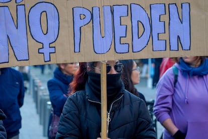 Mujeres durante una concentración contra la violencia machista en las Setas de Sevilla, el jueves.