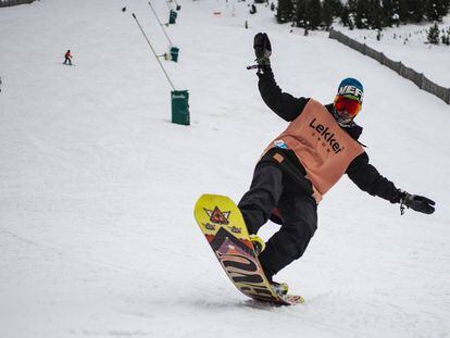 Un practicante de 'snowboarding' en la estación de esquí de La Masella. 