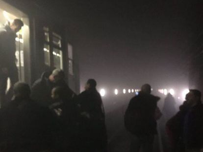 Diversos passatgers evacuen un vagó de metro a Brussel·les el 22 de març del 2016.