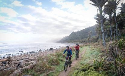 Ciclistas en una sección costera del Heaphy Track, en la Isla Sur de nueva Zelanda.