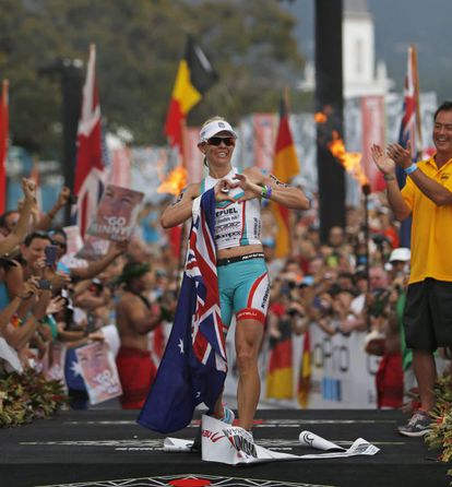 Mirinda Carfrae de Australia pasando en meta tras conseguir el Campeonato del Mundo de Ironman 2013 con un tiempo de 8 horas, 52 minutos y 14 segundos en Kailua Kona, Hawaii, EE.UU., 12 de octubre de 2013. Sus tiempos parciales fueron 0:58:50 para la natación, 4:58:18 en la bicicleta y 2:50:35 para el maratón.