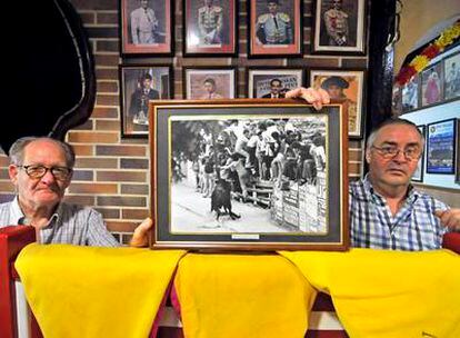 Pedro López (izquierda) y Santiago Ruiz, ayer en el club taurino Villa de Pinto.