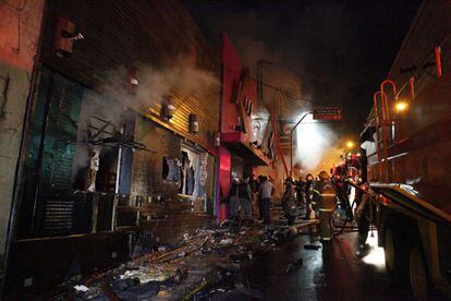 Los bomberos tratan de extinguir el incendio el la discoteca Kiss.