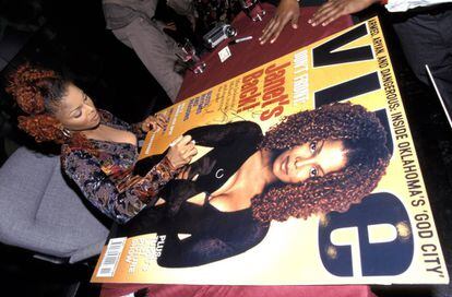 Janet Jackson, con la característica melena pelirroja y rizada que lució en la era 'The velvet rope', firma una portada de sí misma a tamaño gigante en 1997.
