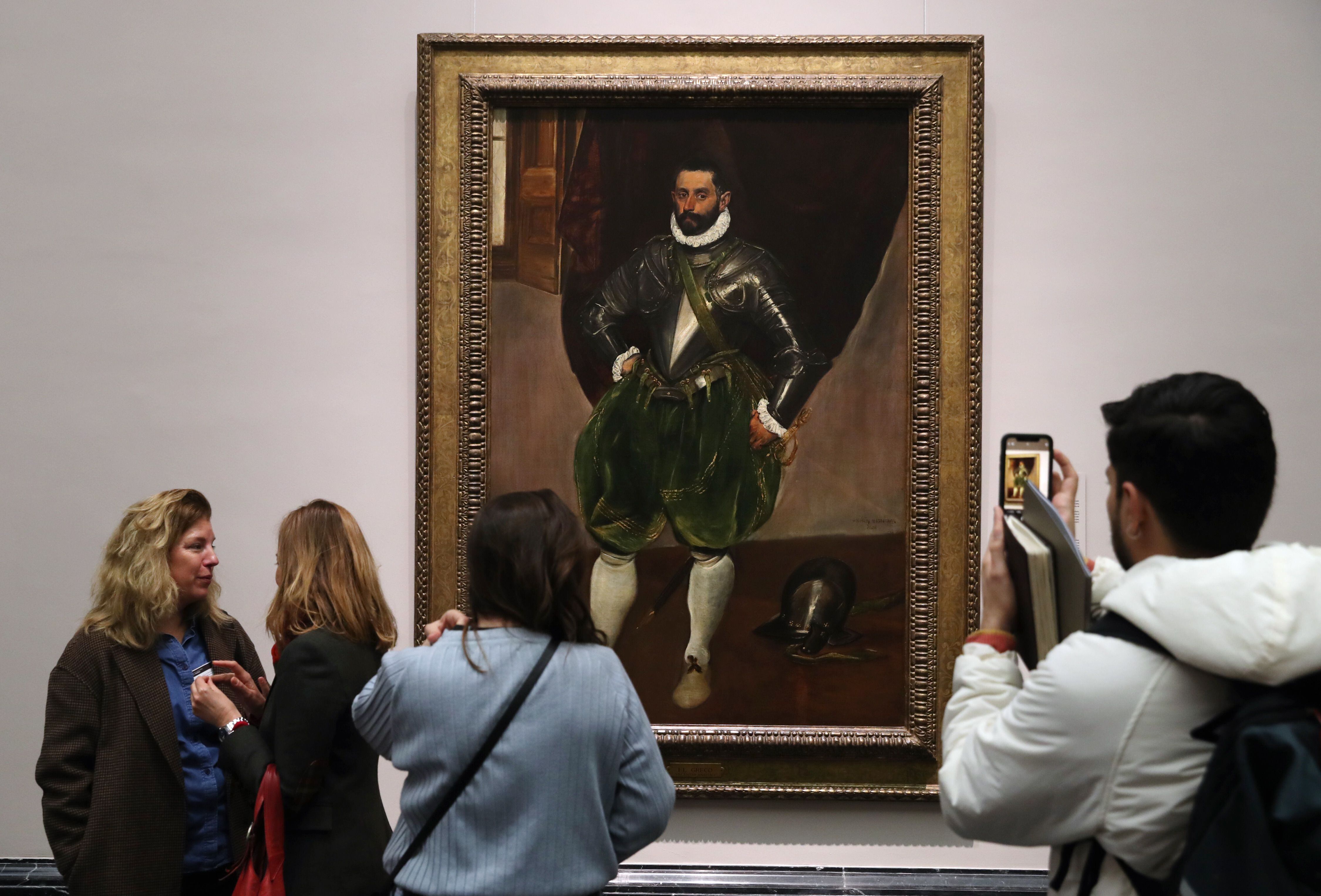 La obra del Greco 'Vincenzo Anastagi', expuesta en el Prado y que forma parte de la Colección Frick, durante la visita de prensa.