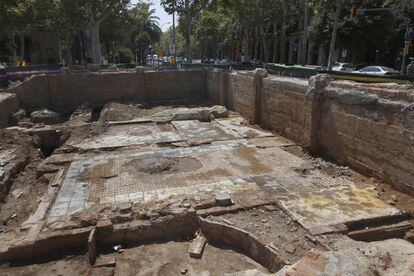 El mosaico de 1888 aparecido tras excavar.