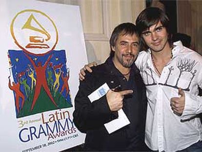 Los artistas Alejandro Lerner (izquierda), de Argentina, y Juanes, de Colombia, después de recibir sus nominaciones para los Grammy latinos.