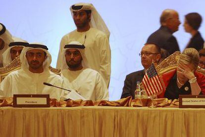 El jeque emiratí Abdulá bin Zayed y Hillary Clinton, en la reunión en Abu Dabi para hablar de Libia.